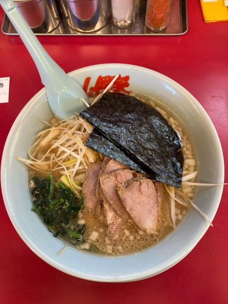 「醤油ネギチャーシュー麺1120円背脂変更80円」@山岡家 狭山店の写真