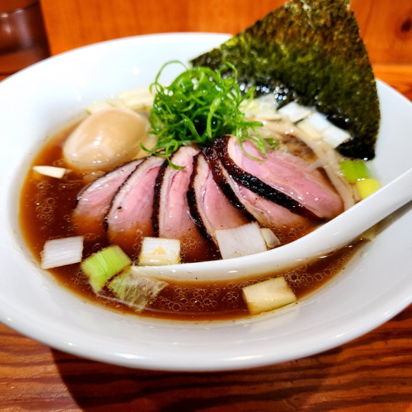 「長州黒かしわと岩手がもの手揉み中華そば 特製 醤油長州黒かしわと」@麺や晴心の写真