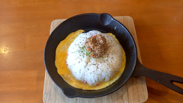 「半チャーハン／鉄鍋玉子かけチャーハン（390円）」@麺や 福やの写真