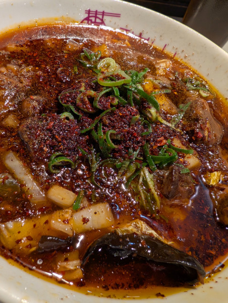 「水煮牛腩湯麺(中落ちカルビの柔らか煮四川風山椒唐辛子蕎麦)」@中華蕎麦 瑞山（ZUIZAN）の写真