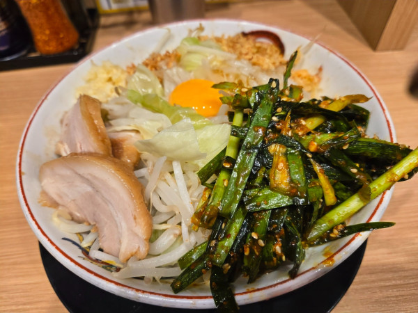 「汁なし(ニンニク、カラメ、アレ)+辛ニラ」@豚山 池袋西口店の写真