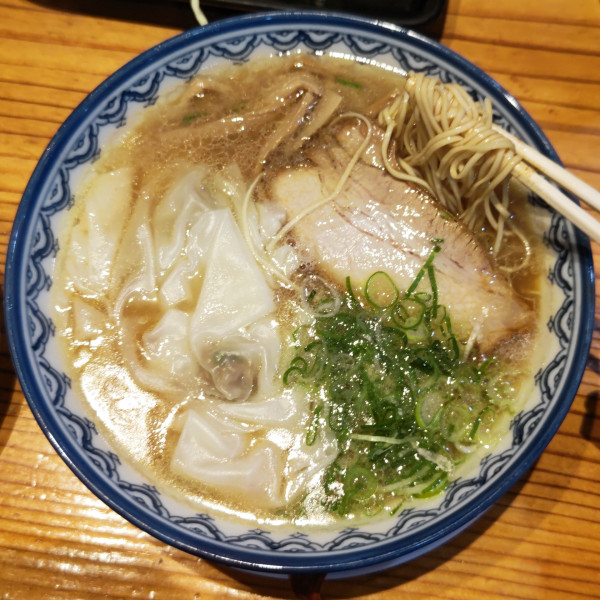 「ワンタンメン（並）（780円）」@元祖赤のれん 節ちゃんラーメン 天神本店の写真