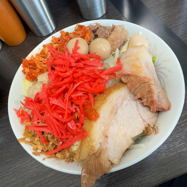 「汁なし ・ほぐし豚・うずら・紅生姜・キムチ・生玉子『コール』 ニ」@ラーメン二郎 川越店の写真