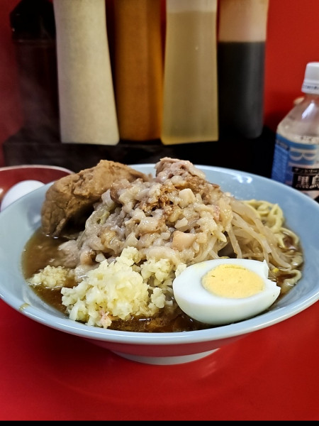 「ラーメン少なめ＋生卵」@ラーメン富士丸 東浦和店の写真