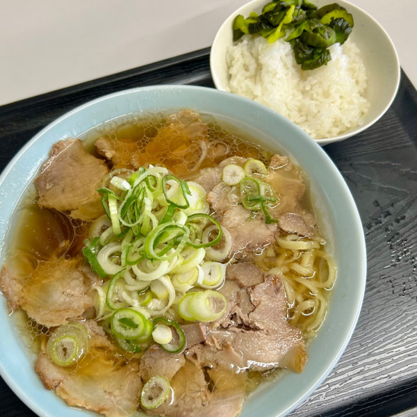 「チャーシューメン（半ライス・漬物付）」@ニューラーメンセンターりゅうちゃんの写真