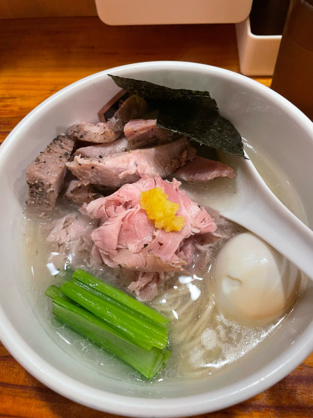 「濃厚真鯛ラーメン（切落としチャーシュートッピング）」@真鯛らーめん 麺魚の写真