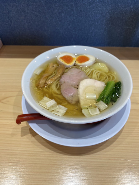 「すぱいす香る白醤油らーめん味玉」@結まるの写真