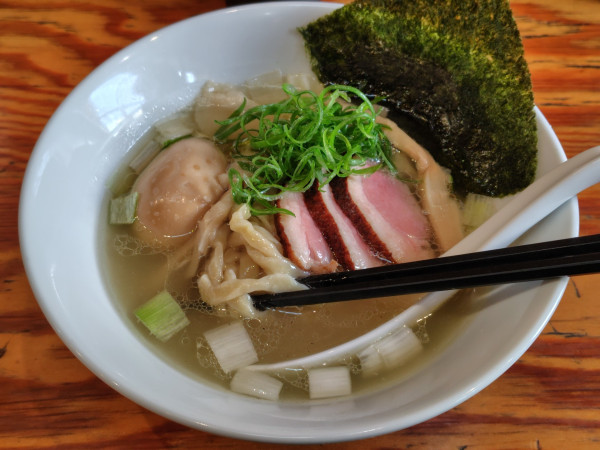 「【限定】長州黒かしわと岩手がもの手揉み中華そば味玉(塩)」@麺や晴心の写真