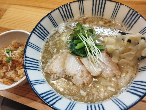 「らぁ麺(ゆで前200g)(900)+小貝柱ご飯(150)」@らぁ麺 秀登の写真