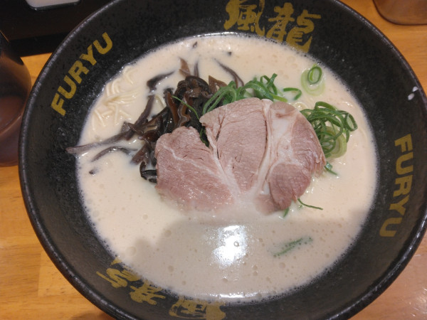 「とんこつラーメン750円替え玉2玉無料」@博多風龍 池袋東口店の写真