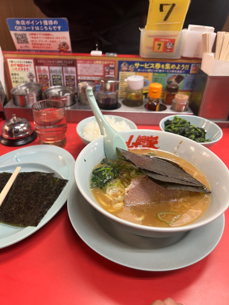 「醤油ラーメン　ほうれん草　海苔　半ライス」@山岡家 越谷レイクタウン店の写真