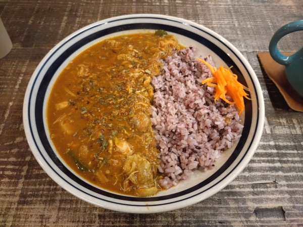 「ほろほろスパイスチキンカレー940円（＋ワンドリンク）」@ワタル珈琲の写真