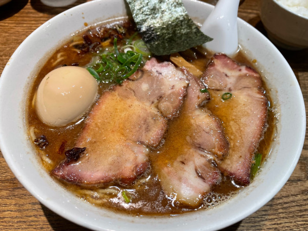 「特製うめやそば中盛り、半ごはん、生ビール」@中華そば うめやの写真