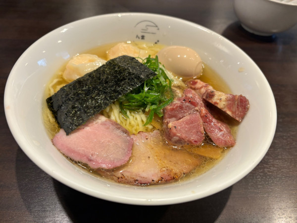 「白だしエビワンタンハーフ平打ちちぢれ切り落としチャー味付玉子」@八雲の写真