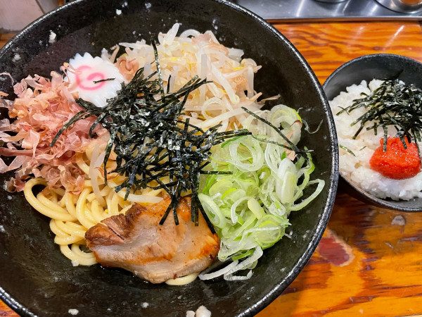 「油そば塩味　ランチ明太子ご飯」@らあ麺 やったる 新宿店の写真