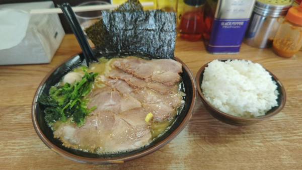 「チャーシューメン(並)+小ライス」@横浜家系ラーメン らっち家の写真