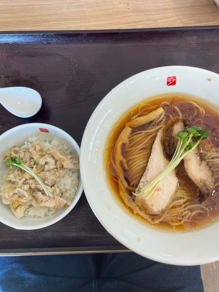 「鶏の中華そば　ミニ鶏叉焼丼ネギ塩」@中華そば 髙野 ベイサイド店の写真