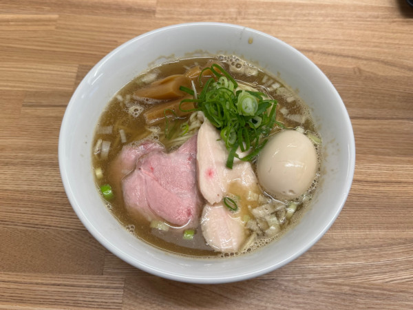 「にぼし白醤油ラーメン 名古屋コーチン味玉入り」@ラーメン いいかおの写真