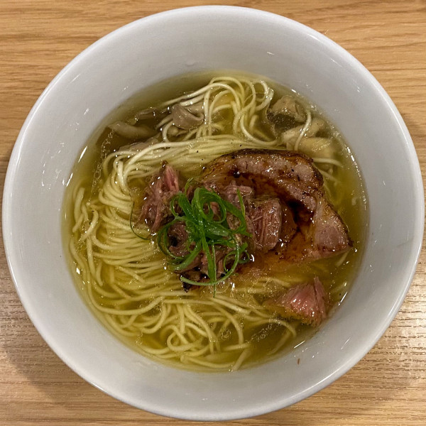 「和牛頬肉と舞茸の塩らーめん ¥1,460 別皿特製 ¥720」@らーめんMAIKAGURAの写真