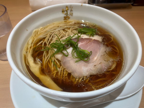 「醤油らぁめん」@らぁ麺 はやし田 新橋店の写真