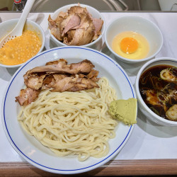 冷やもり中華（900円）＋生卵（100円）＋納豆（300円）＋チャーシュー（400円）