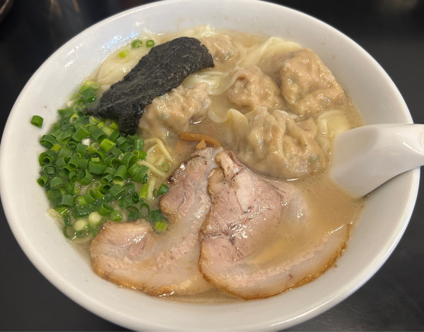 「雲呑麺＋半ライス」@らーめん 茂木の写真