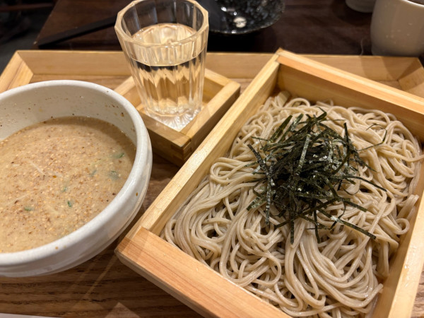 「くるみ香る冷しつけそば980円+麒麟山＆おでん3種類」@天ぷらとそば ツクシの写真