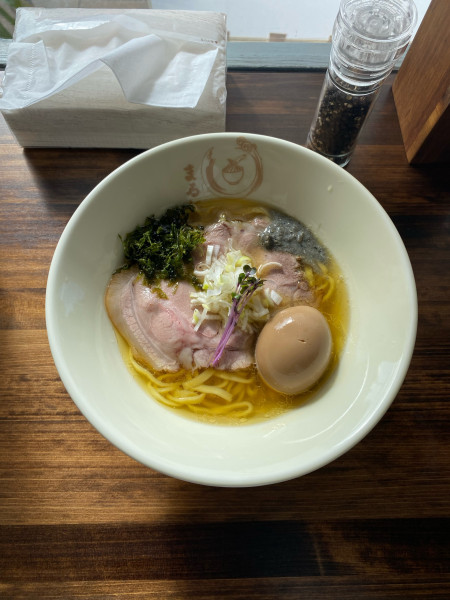 「淡麗煮干しらーめん（塩）煮玉子」@煮干しラーメンまるにぼ総本店の写真