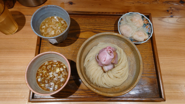 「つけ汁2種つけ麺（1,300円）+ワンタン3個（300円）」@あいだやの写真