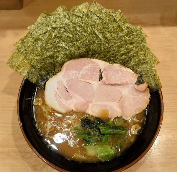 「らーめん・並（950円）+ライス食べ放題（100）+のり（1」@横浜家系ラーメン 武虎家 尾山台店の写真