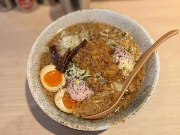 「燻製味玉ラーメン(味付け背脂.ニンニク少なめ) 1100円」@セアブラーメン 東中八の写真