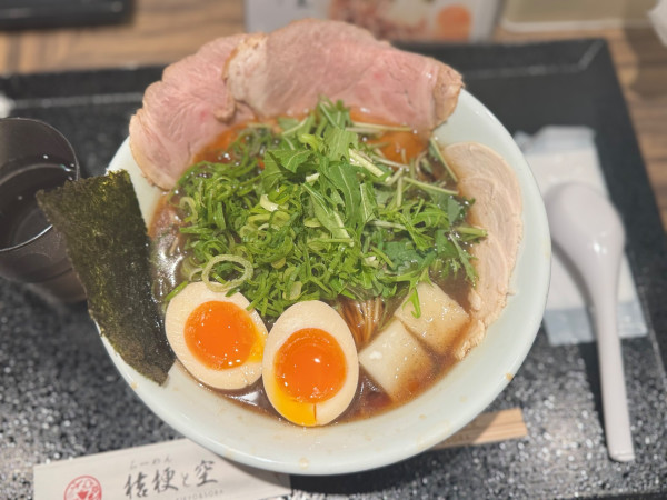 「桔梗淡麗醤油らーめん 1100円＋オープンサービス味玉」@らーめん 桔梗と空 千住寿町店の写真