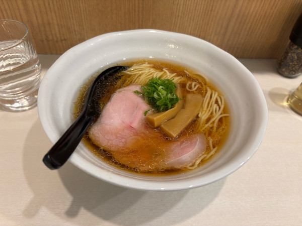 「醤油ラーメン　850円」@麺笑の写真