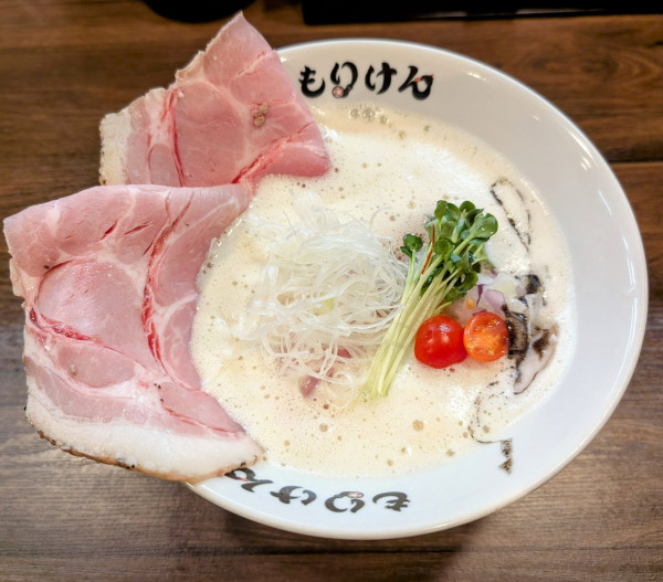 「鶏白湯レアチャー＋粉チーズごはん1200円」@盛田軒 もりたラーメン研究所の写真