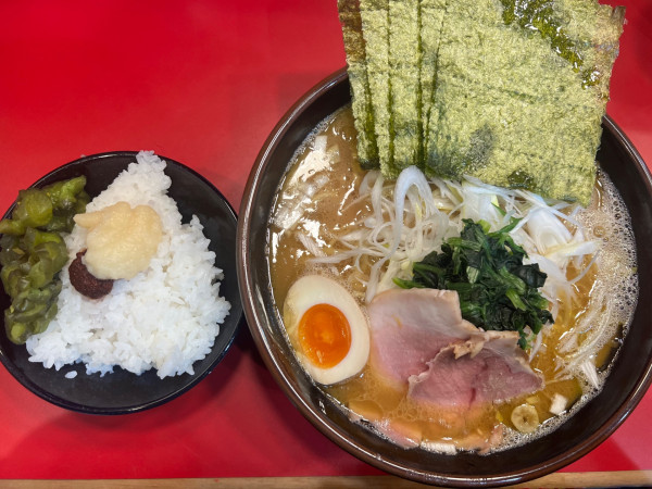 「特製ラーメン中1100円+白ネギ100円+ライス100円」@らーめん 谷瀬家 新橋店の写真