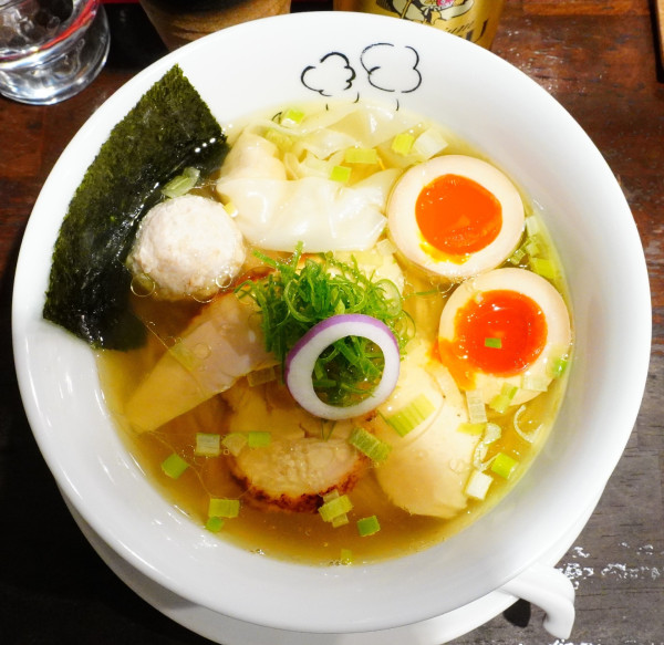 「特製鶏の塩らーめん＋エビス（中瓶）」@鶏喰～TRICK～の写真