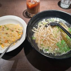 本日のランチ①(塩味もやしラーメン&五目チャーハン)950円