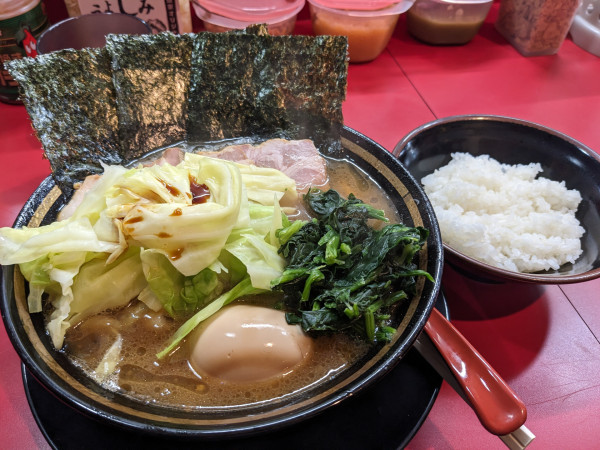 「チャーシュー麺（固め・濃め）+味玉+キャベツ+半ライス」@とらきち家 光の写真