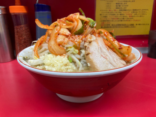 「ラーメン(950円) スーパーキムチ(130円)」@ラーメン二郎 湘南藤沢店の写真