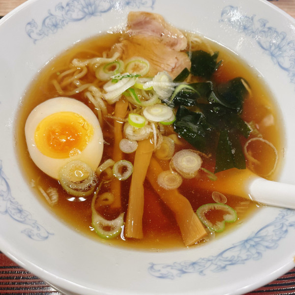 「満洲しょうゆラーメン(0.5玉)520円」@ぎょうざの満洲 おおたモール店の写真