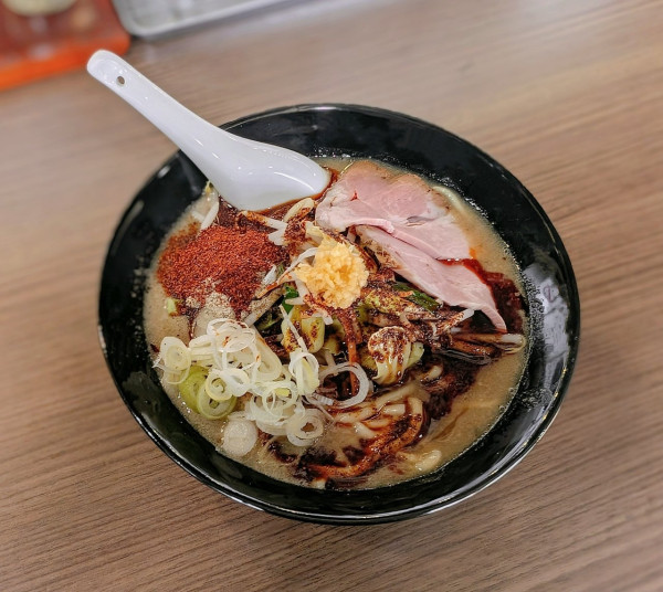 「ドロ辛煮干らーめん」@麺や 旅凮車の写真