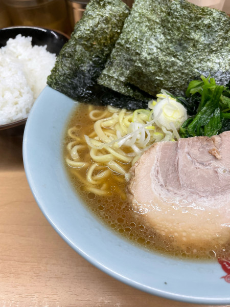 「ラーメン 並 ライス」@横浜ラーメン 町田家 新宿南口店の写真