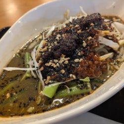 黒ごま担々麺(1050円)