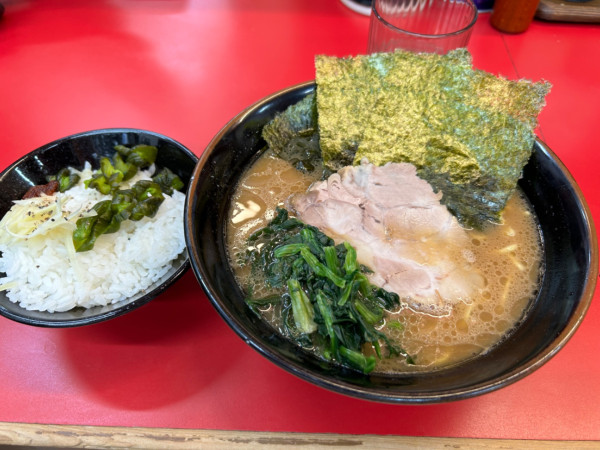 「ラーメン並　ライス」@横浜ラーメン 山本家の写真