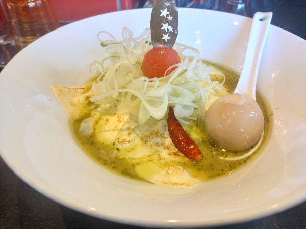 「バジルdeグリーン味噌ラーメン＋チーズ、味玉」@麺 藏藏の写真