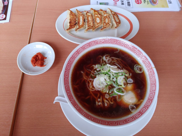 「限定　素ブラックラーメン　餃子セット　500円」@幸楽苑 会津坂下店の写真