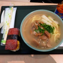 やいまそば（980円）＋ポークたまごおにぎり（350円）