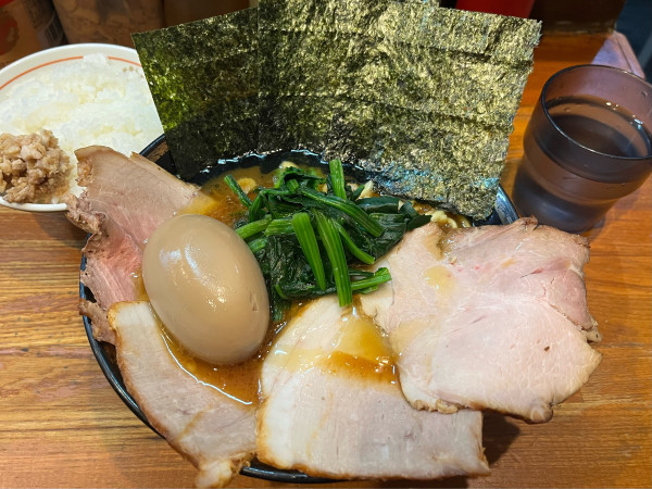 「チャーシューメン +ライス +割れ玉」@末廣家の写真