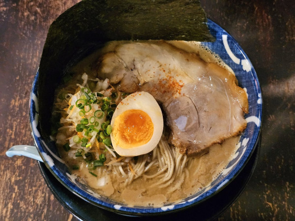 「【限定】ホタテとアサリの煮干しのソバ　1100円」@煮干結社 弘前店の写真