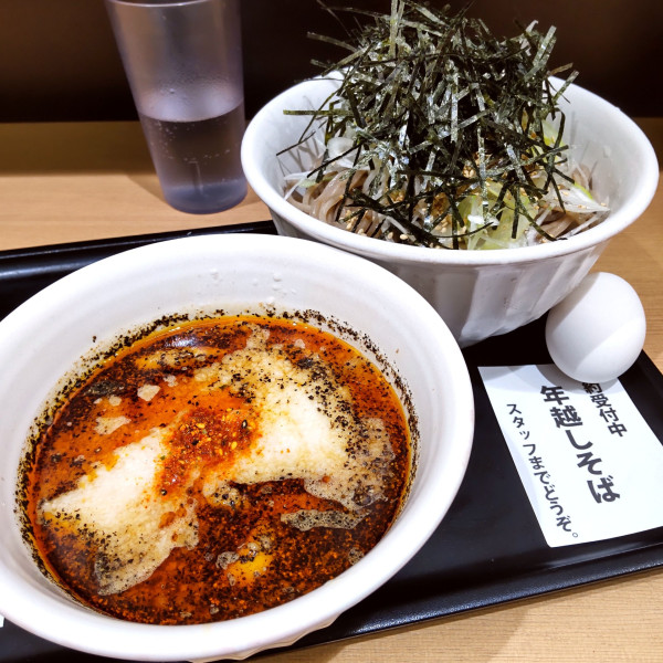 「とろろ鶏そば（￥1,110）」@なぜ蕎麦にラー油を入れるのか。 田町店の写真